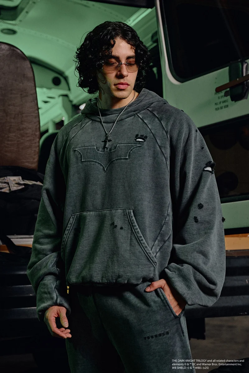 YLA9.23.25D-BFSTUDIO60_SOCIAL_160.webp Sweats à capuche YoungLA Batman au style urbain